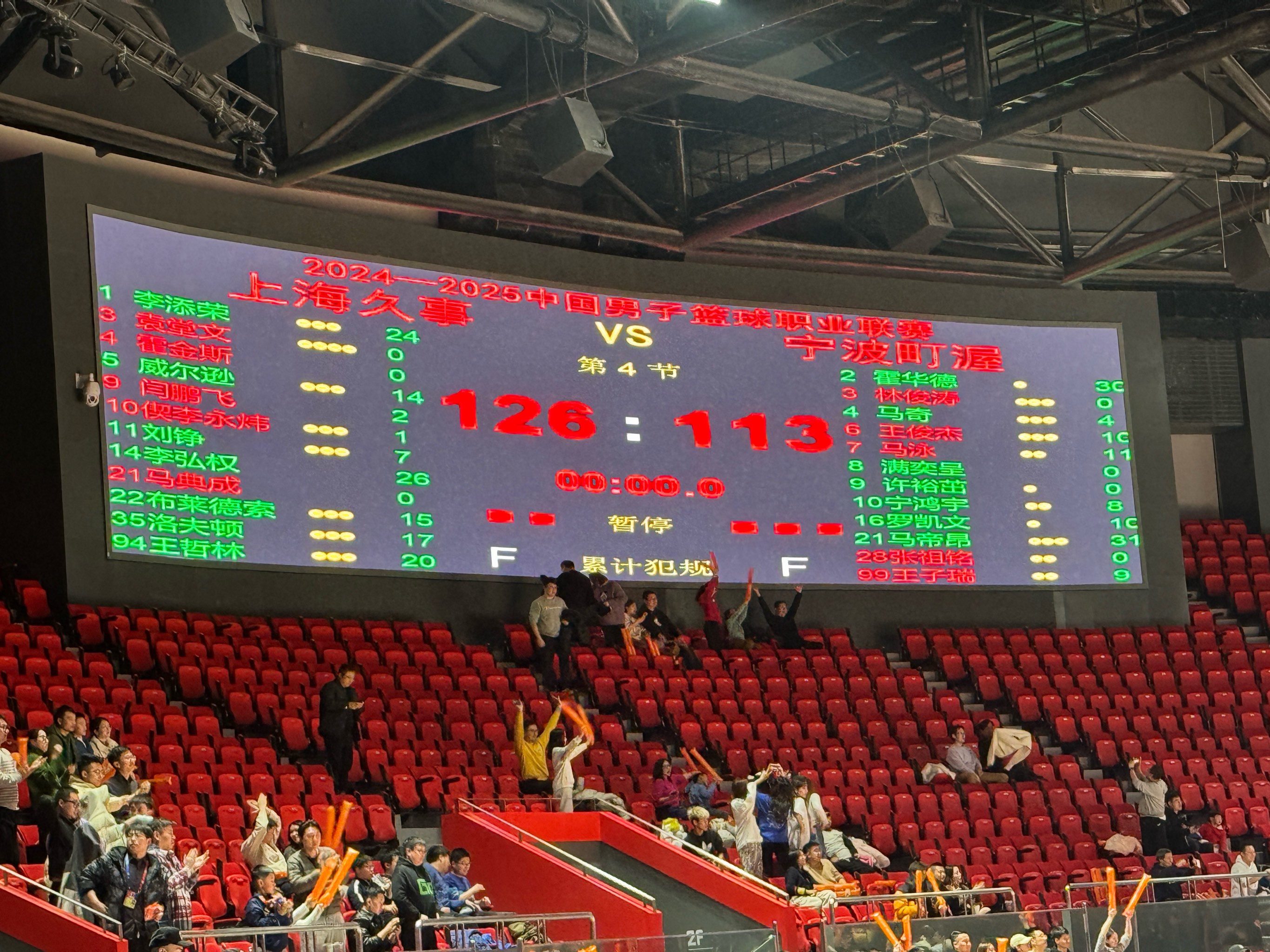 热门赛事引爆热情，球场气氛空前火爆